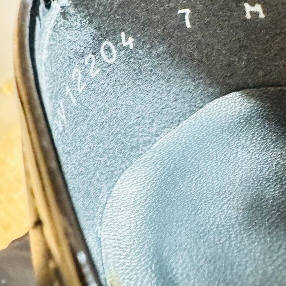 Stuart Weitzman Shoes Womens 7 Black Leather Pump Bow Cap Toe Kitten Chunky Heel - Picture 8 of 9